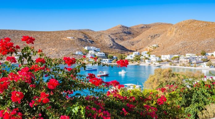 Insula romantică a Greciei pe care mulți o compară cu Santorini. Liniștea și peisajele te cuceresc instant
