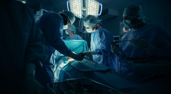 O femeie de 48 de ani a murit după ce a făcut mai multe proceduri estetice într-o zi. Intervenția a durat 10 ore