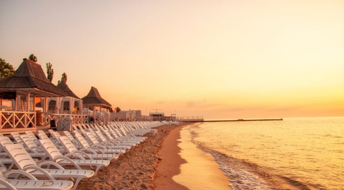 Un turist a primit despăgubiri după ce nu a găsit niciun șezlong liber în vacanța din Grecia. Ce este fenomenul „dawn dash”