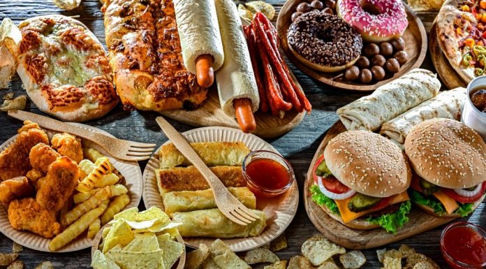 Ce alimente sunt considerate „mai periculoase” decât fumatul. Avertismentul unui medic