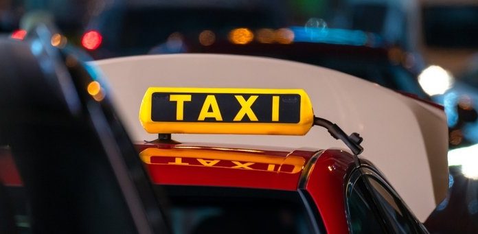 Un taximetrist din Bucureşti a furat telefonul unui client și a retras 15.000 lei. A fost ajutat de doi complici