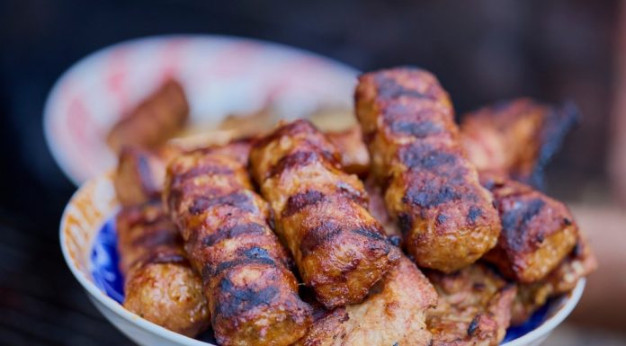 Cum se mănâncă micii. Câte minute trebuie gătiți pe grătar pentru un gust perfect