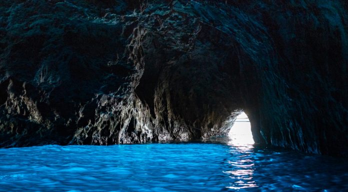 Insula italiană cu plaje imaculate și ape cristaline, unde împărații romani aveau o piscină într-o peșteră