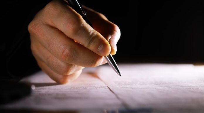Felul în care scriem poate ascunde semne timpurii de declin cognitiv, arată un nou studiu