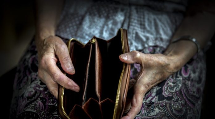 Pensionară din Iași, trimisă în judecată după ce și-a însușit un portofel găsit pe stradă