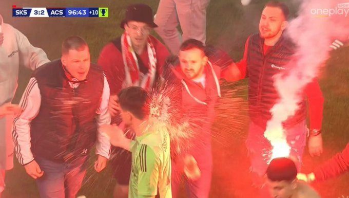 Haos la derbiul oraşului Praga. Meciul dintre Slavia şi Sparta, abandonat după ce fanii au invadat terenul – VIDEO