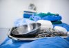 Un bărbat cu o macetă înfiptă în cap a mers singur la spital. A așteptat pe hol și s-a jucat la telefon