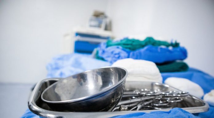 Un bărbat cu o macetă înfiptă în cap a mers singur la spital. A așteptat pe hol și s-a jucat la telefon