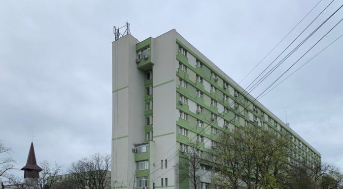 Prima intervenție chirurgicală asistată robotic de la Spitalul Județean din Timișoara, realizată pentru eliminarea unei tumori voluminoase