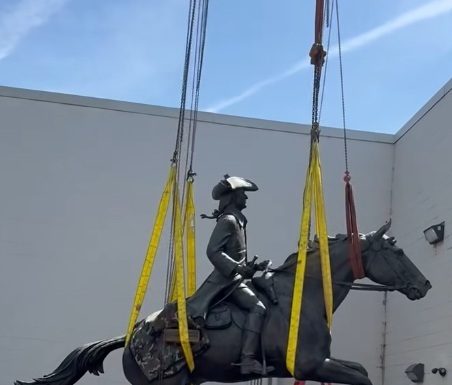 Trump a reinstalat monumentul dedicat unui părinte fondator şi proprietar de sclavi care fusese îndepărtat în 2020