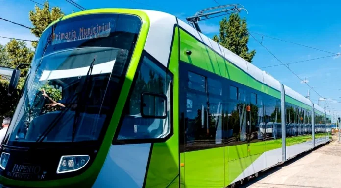 Accident între un autobuz STB și un tramvai în București. Un pasager a fost rănit