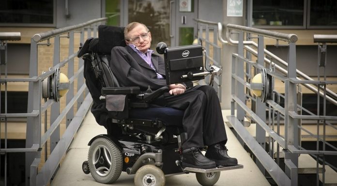 Tatăl lui Stephen Hawking era îngrijorat că fiul său „nu studiază prea mult”, dezvăluie jurnalele acestuia