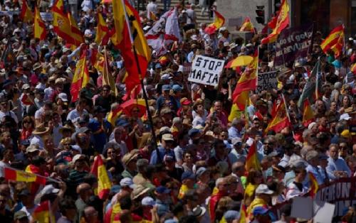 „Stop mafia”: zeci de mii de spanioli au ieșit în stradă la Madrid pentru a cere demisia lui Pedro Sánchez
