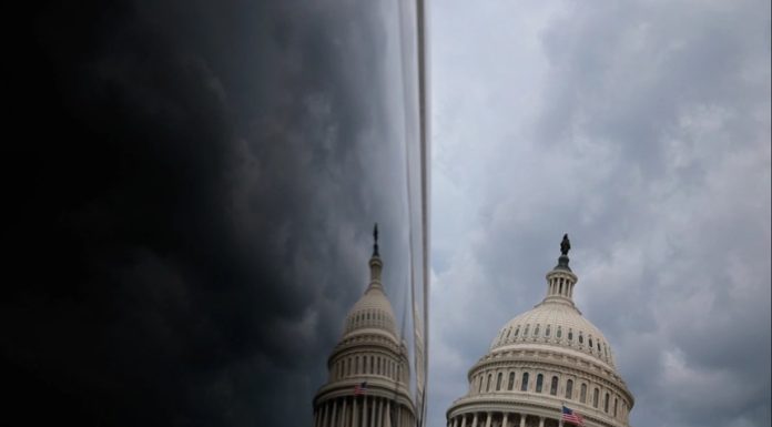 Senatorii americani decid în unanimitate, printr-o rezoluţie, să-şi suspende plata lefurilor pe timpul paraliziilor bugetare, ”o problemă de sacrificiu comun”