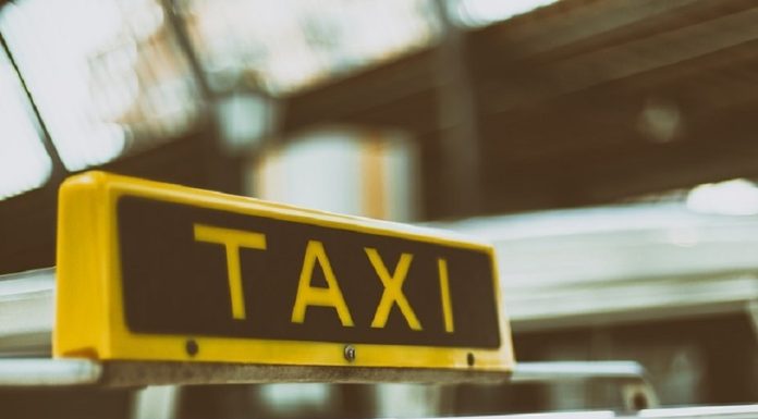 Bucureşti: Taximetrist, suspectat că a furat telefonul unui client şi, cu ajutorul a doi complici, a deblocat dispozitivul, făcând tranzacţii de 15.000 de lei