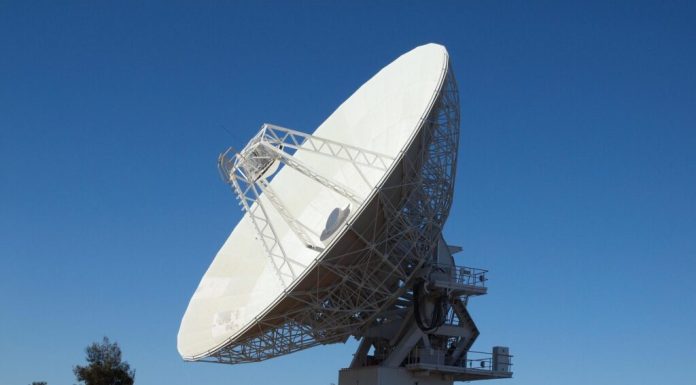 Telescopul Spațial James Webb a descoperit o structură stranie în centrul unei galaxii îndepărtate