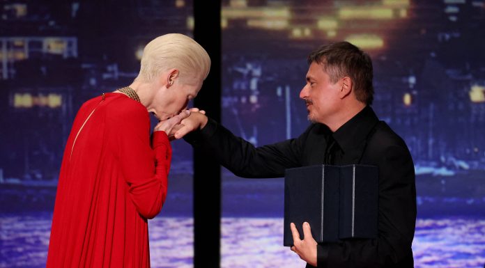 Farmecul filmului. De ce i-a sărutat marea actriță Tilda Swinton mâna lui Cristian Mungiu, la înmânarea trofeului Palme d'Or