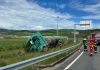 Un TIR cu saci de ciment s-a răsturnat pe A10, între Aiud și Decea. Care este starea șoferului, aflat singur în cabină