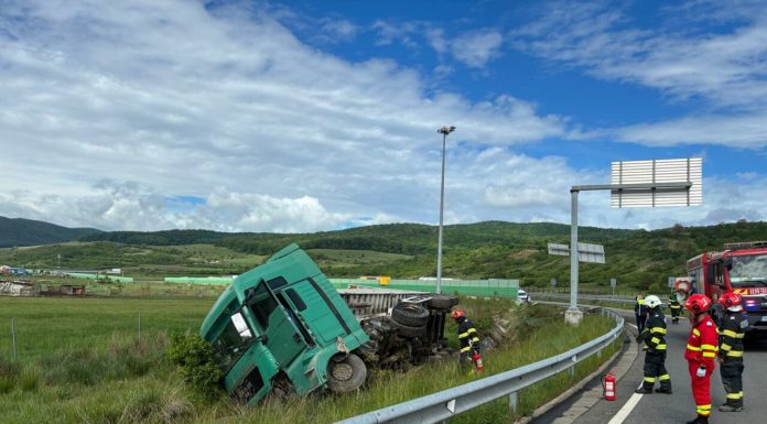 Un TIR cu saci de ciment s-a răsturnat pe A10, între Aiud și Decea. Care este starea șoferului, aflat singur în cabină
