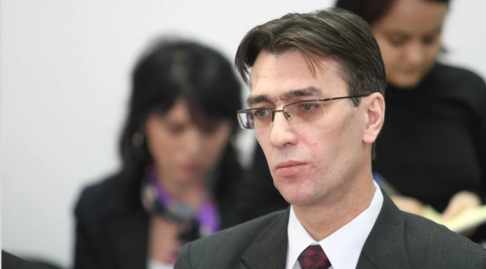 Toni Neacșu: Guvernul, cu ședințe extraordinare pentru distribuirea a miliarde de lei din buget, găsiți peste noapte, se poartă deja ca unul demis