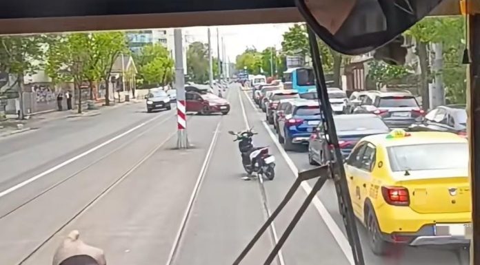 FOTO&VIDEO Nou "metrou ușor" cerut în București – Linia 5, "Tramvaiul corporatiștilor", în circulație din nou, dar blocată de mașini
