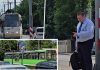 Treabă românească făcută pe linia 5, unde călătorii se adăpostesc după stâlpi, în lipsa unor copertine. La ore de vârf, tramvaiul se blochează în trafic din cauza mașinilor, în „orașul stâlpișorilor”