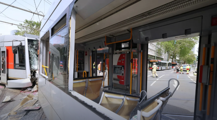 Două tramvaie s-au ciocnit frontal Dusseldorf, Germania. Zeci de persoane rănite