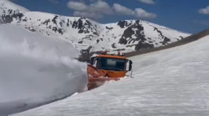 Imagini incredibile pe Transalpina. Mașinile de intervenție abia se văd din stratul de zăpadă