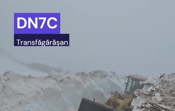 Drumarii anunţă că acţiunea de deszăpezire a Transfăgărăşanului a ajuns în cel mai dificil punct, unde stratul de zăpadă are peste cinci metri grosime şi sunt bolovani aduşi de avalanşe – VIDEO