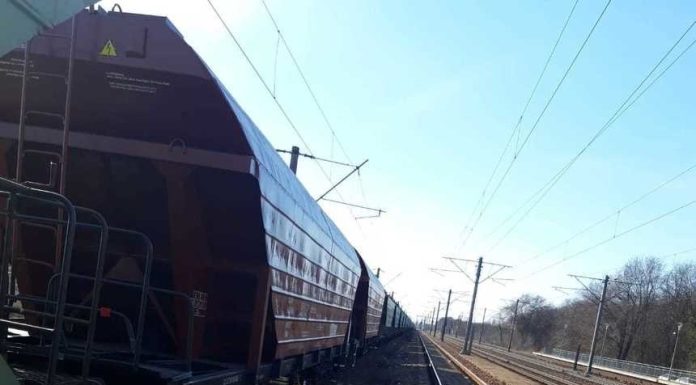 O persoană s-a urcat pe un tren, în Gara Buşteni, şi s-a electrocutat / Se aşteaptă o drezină pentru a scoate trenul de sub tensiune, abia apoi putând interveni medicii