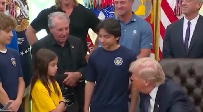 Trump, moment viral în Biroul Oval după discuția cu o mică voleibalistă: „Poate că fotbalul ar fi mai bun pentru tine”