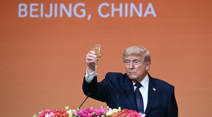 Trump cataloghează discuţiile cu Xi, la banchetul dat la Beijing în onoarea sa, drept ”extrem de pozitive şi productive”. Ei vor ca Strâmtoarea Ormuz să rămână deschisă. Casa Albă, care nu evocă Taiwanul, zice că Xi vrea petrol american, Beijingul nu con