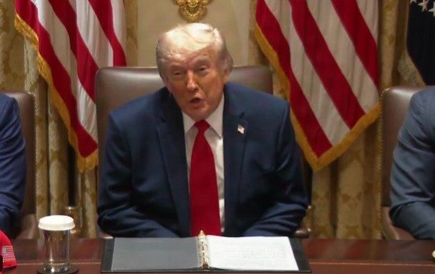 Poziţia lui Trump se radicalizează. El susţine că nu se grăbeşte să încheie un acord cu Iranul pentru că „nu-i pasă” de alegerile de la jumătatea mandatului. Şeful Casei Albe avertizează Omanul să nu se amestece în chestiunea Ormuz