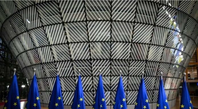Uniunea Europeană îl convoacă pe însărcinatul rus cu afaceri în urma unor ameninţări cu privire la diplomaţii de la Kiev. Bruxellesul denunţă ”o escaladare inacceptabilă” şi anunţă că Delegaţia UE rămâne în capitala Ucrainei