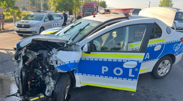 Urmărire pe străzile din Craiova: un polițist a fost rănit, după ce un șofer a izbit autospeciala de poliție