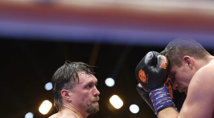 Box: Oleksandr Usyk l-a învins pe Rico Verhoeven şi îşi păstrează centurile la categoria grea. Meciul s-a desfăşurat la piramide, în Egipt – VIDEO