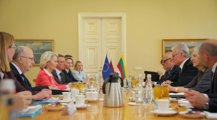 Atacurile cu drone ale Moscovei în ţările baltice caută să ”destabilizeze” democraţiile europene, acuză Ursula von der Leyen la Vilnius, după o întâlnire cu preşedinţii Lituaniei, Letoniei şi Estoniei