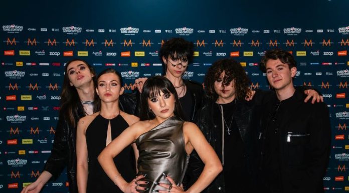 Alexandra Căpitănescu şi delegaţia României, în faţa presei internaţionale şi a fanilor Eurovision, pe Covorul Turcoaz de la Viena