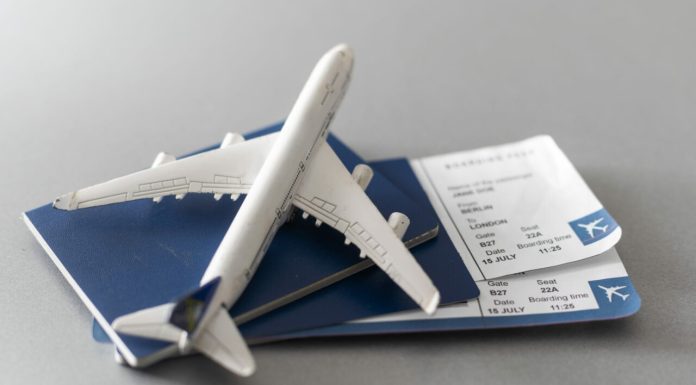 Când să cumperi cele mai ieftine bilete de avion. Experții dezvăluie ziua și ora ideală