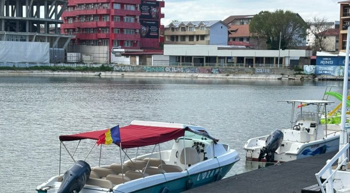 Cât costă o plimbare cu vaporașul pe Lacul Costinești spre epavă, în minivacanța de 1 Mai