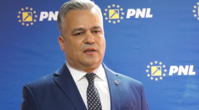 Prim-vicepreşedintele PNL Adrian Veştea: PNL trebuie să se reaşeze la masa negocierilor cu partidele proeuropene şi să identifice soluţii pentru a continua guvernarea / Datoria noastră nu este să ne retragem demonstrativ