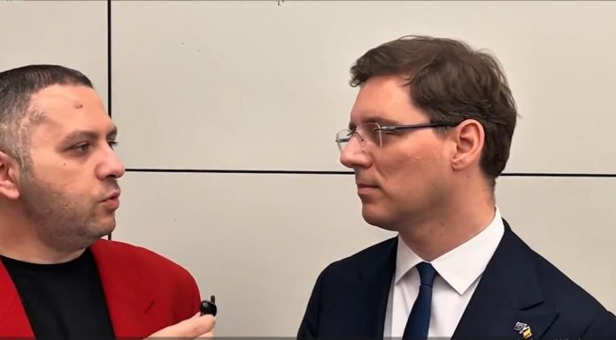 Victor Negrescu îi îndeamnă pe tineri să întrebe politicienii de ce fac politică: „Răspunsul va demonstra dacă politicianul merită încrederea lui”