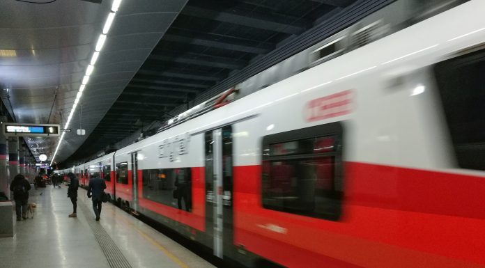 O româncă din Viena ar fi atacat două persoane cu o foarfecă de unghii. Scenele violente au avut loc la metrou. Ce a urmat