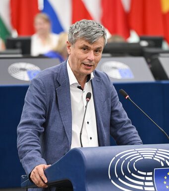 Europarlamentarul PNL Virgil Popescu a primit injurii după ce a scris pe Facebook: Avem nevoie de un cordon sanitar democratic care să împiedice accederea AUR în Guvernul României / Un motiv – girează violenţa, sub toate formele, a comentat el ulterior