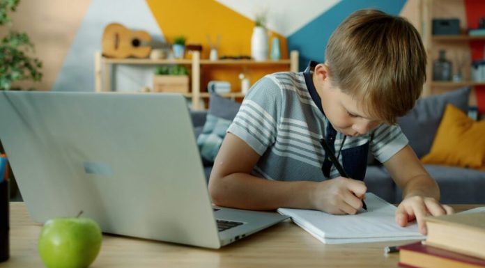 Copiii inteligenți nu au nevoie de „mai multe teme”. Experții spun că școala greșește abordarea