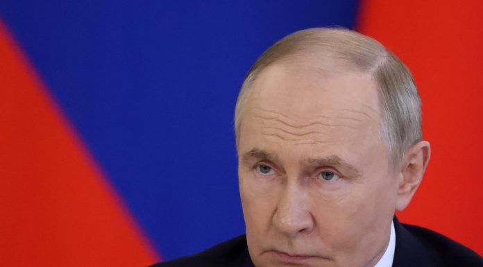 Vladimir Putin le şterge, prin lege, datoriile de până la 120.000 de euro ale recruţilor care luptă timp de un an în Ucraina