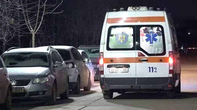 Femeia lovită de un stâlp de electricitate prăbușit pe o stradă din Azuga a murit la spital