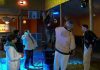Petrecerile de 1 Mai au început în Vama Veche, dar frigul i-a gonit pe turiști de pe plajă către cluburi și terase încălzite