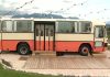 O familie de români a transformat un autobuz vintage în cazare la munte, unde oaspeții își pot găti în aer liber