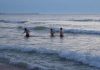 Vama Veche, plină de 1 Mai. Tinerii au petrecut pe plajă, în jurul focurilor de tabără, iar unii au făcut și baie în mare
